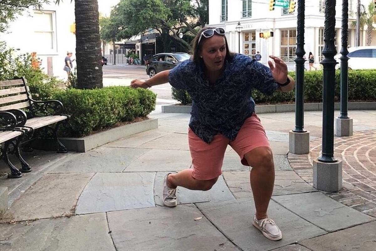 una donna sta ballando in una strada cittadina
