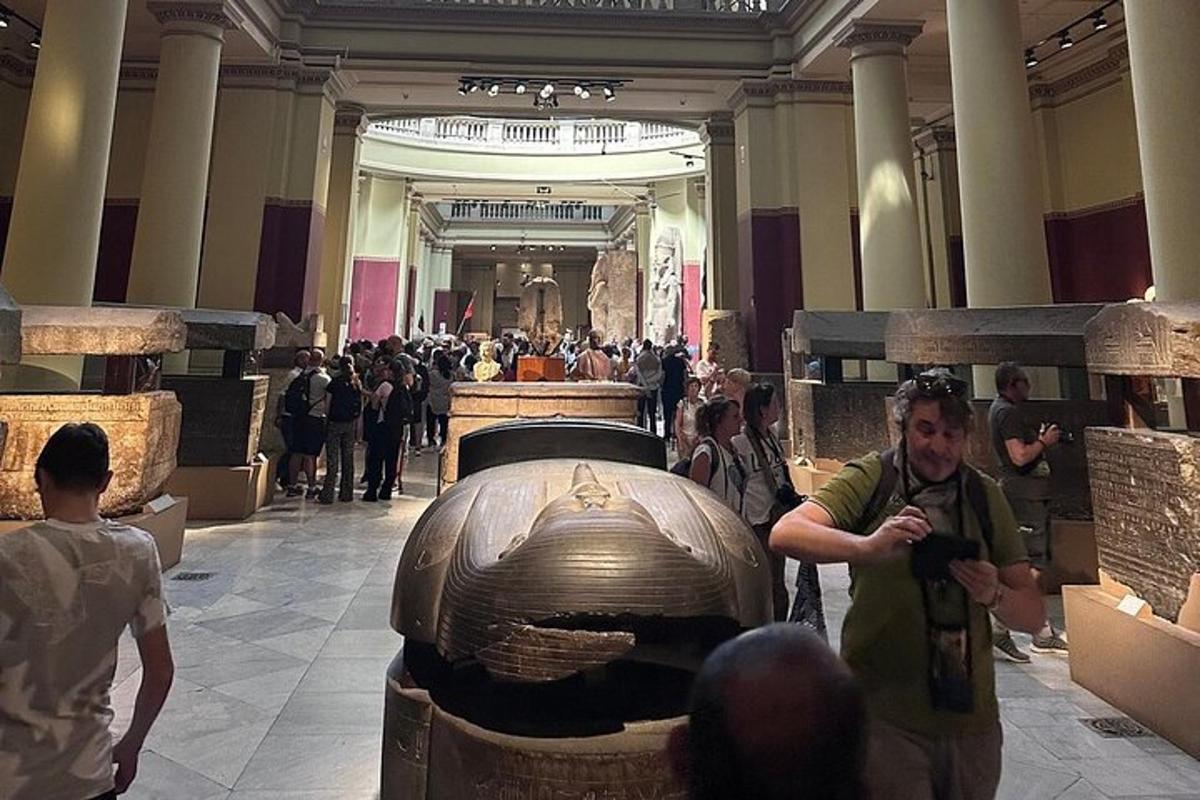 un grup de persones en un museu amb un gerro gran