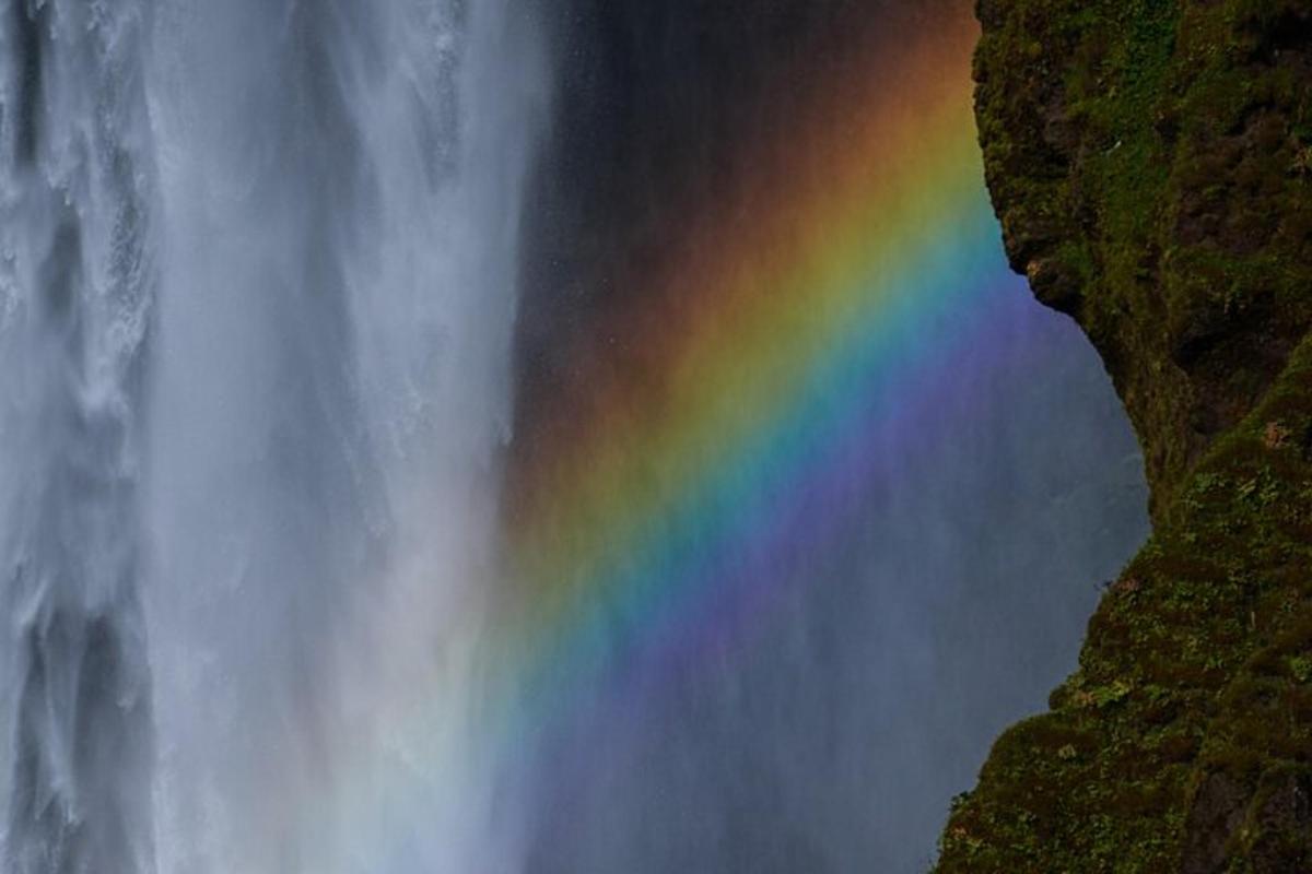Regnbogi er fyrir framan foss
