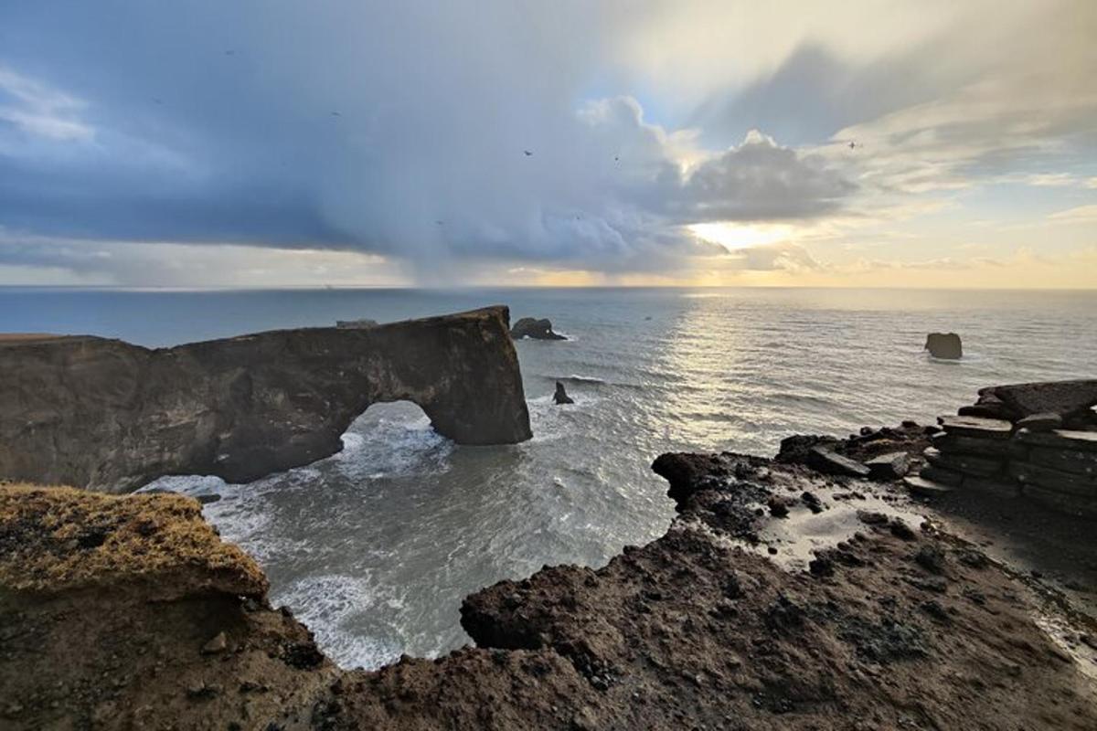 sekelompok orang di air di pantai