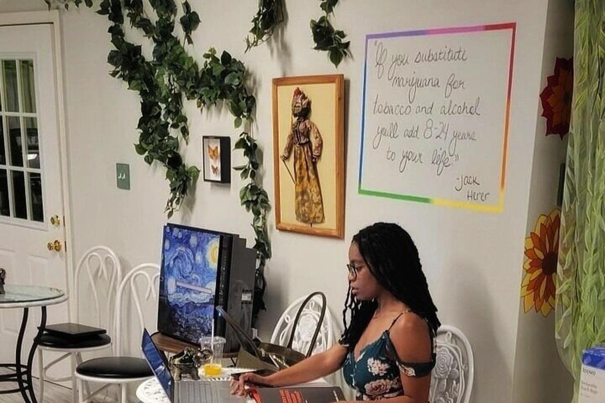 een vrouw die aan een bureau zit met een computer