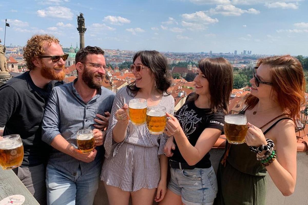 skupina lidí držících sklenice piva