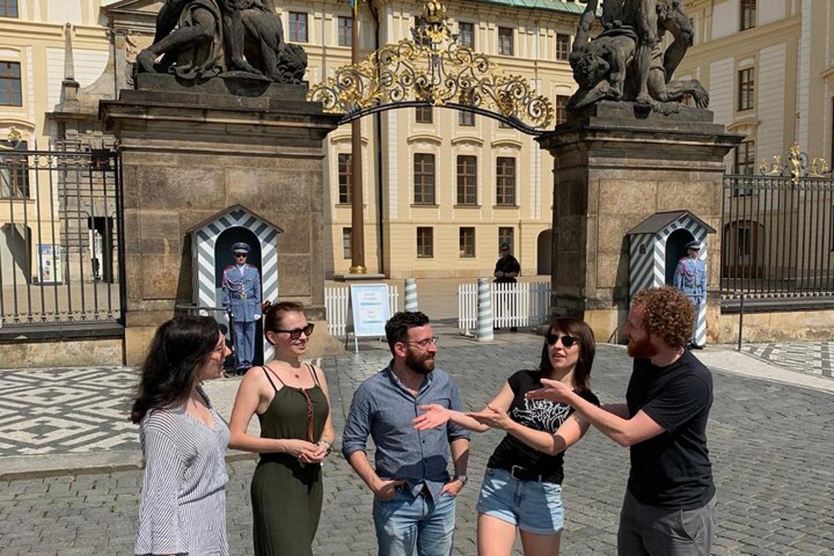 skupina lidí stojících před sochou
