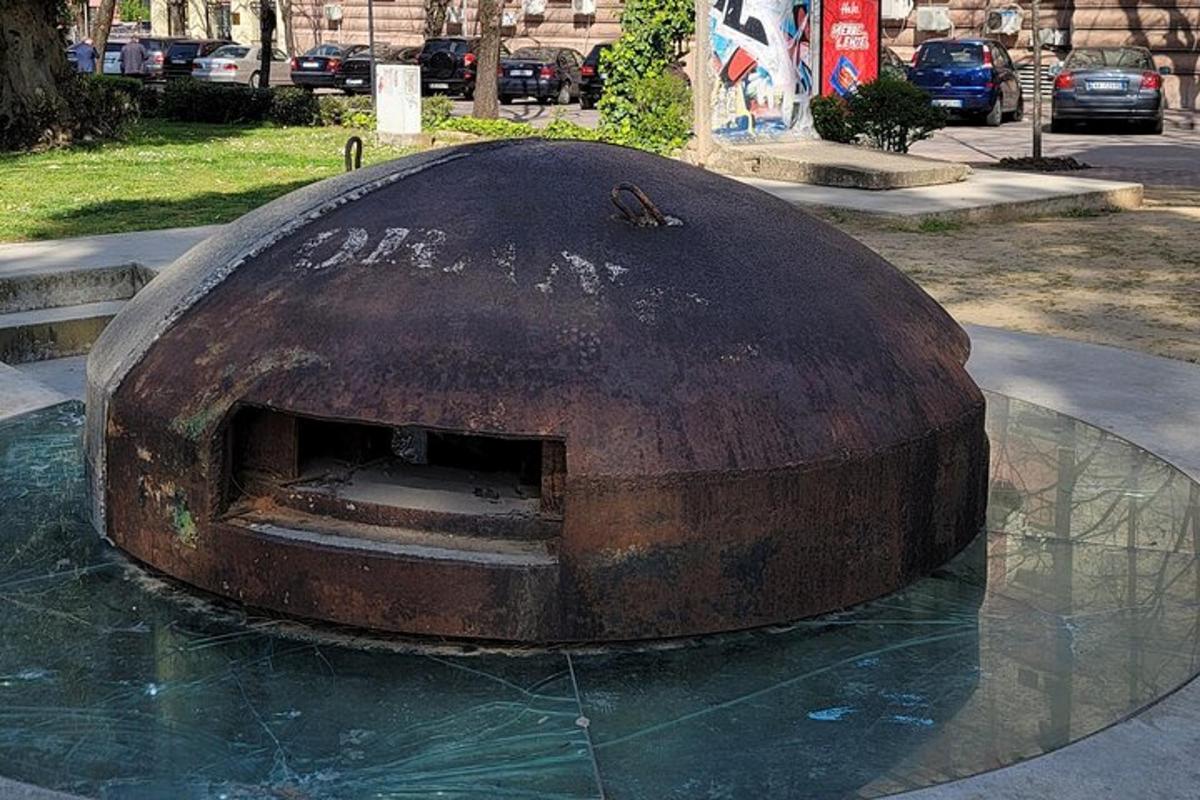 un grande oggetto arrugginito è appoggiato a terra