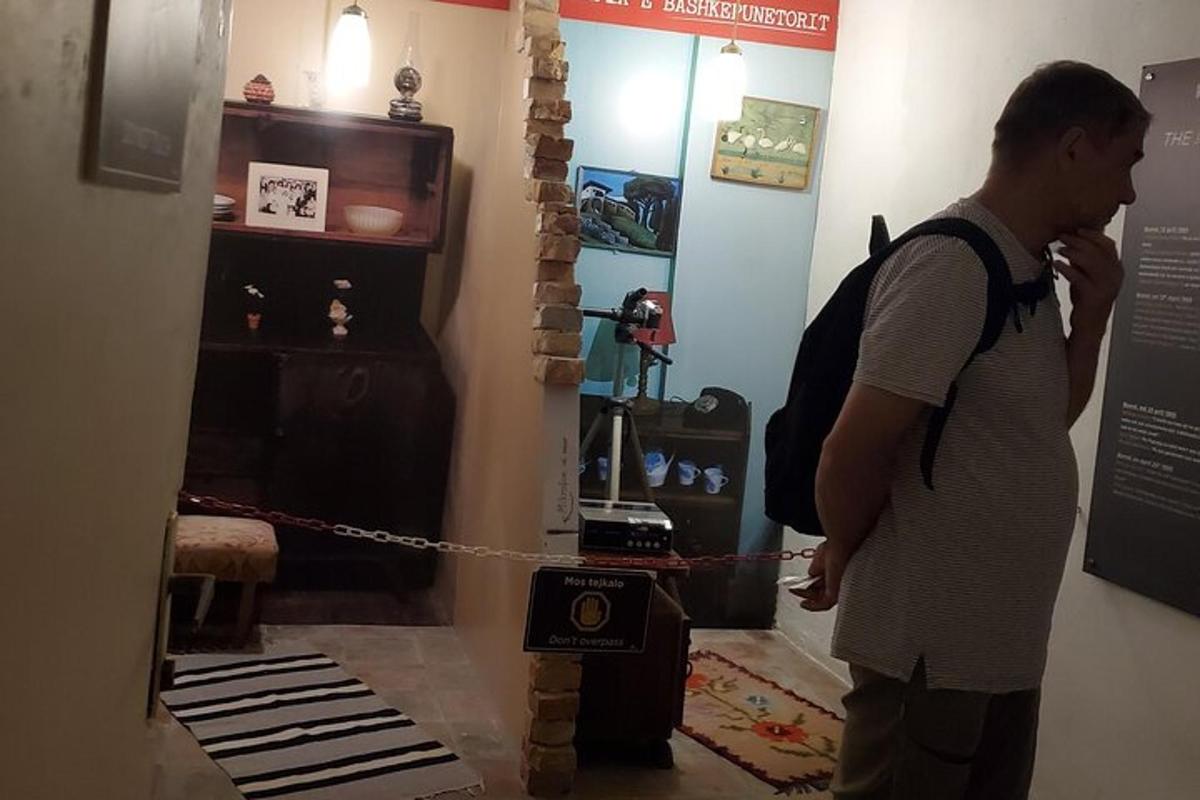 un uomo con uno zaino che guarda una mostra in un museo