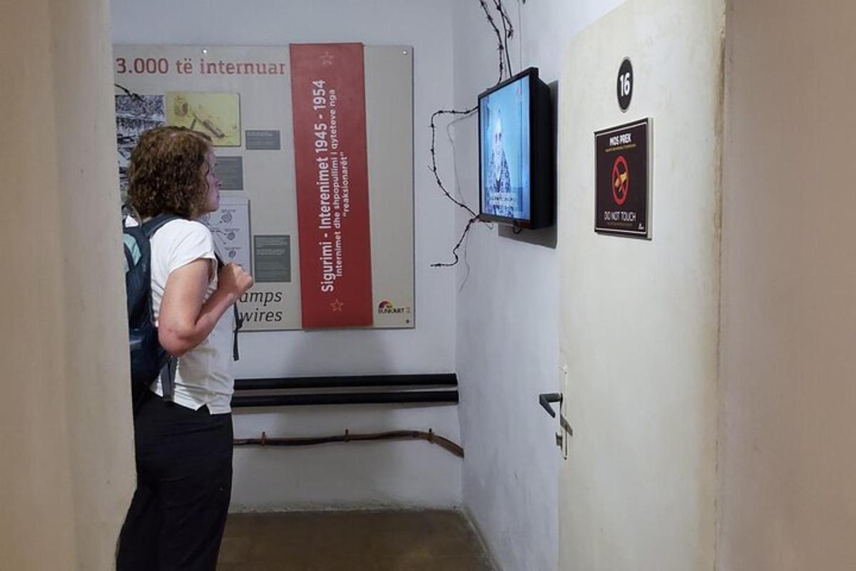 una persona dreta en una habitació mirant la televisió