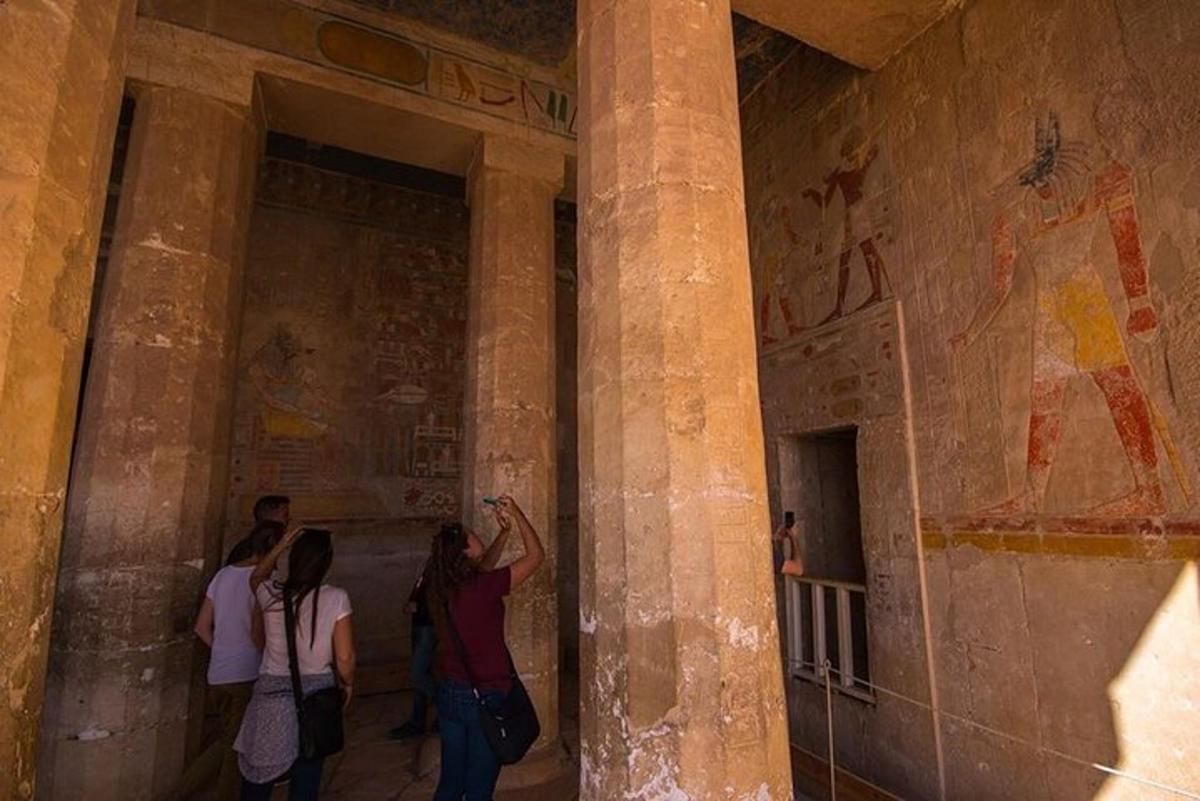 μια ομάδα ανθρώπων που στέκονται σε ένα κτίριο με πίνακες στους τοίχους