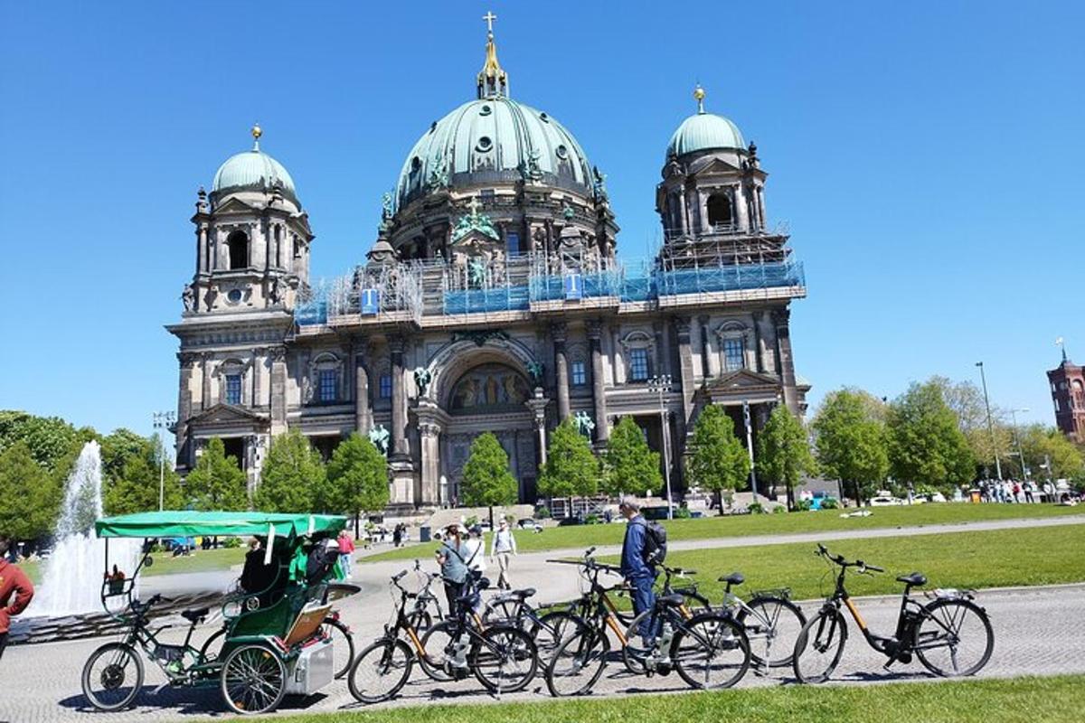 Un grupo de bicicletas estacionadas frente a un edificio.