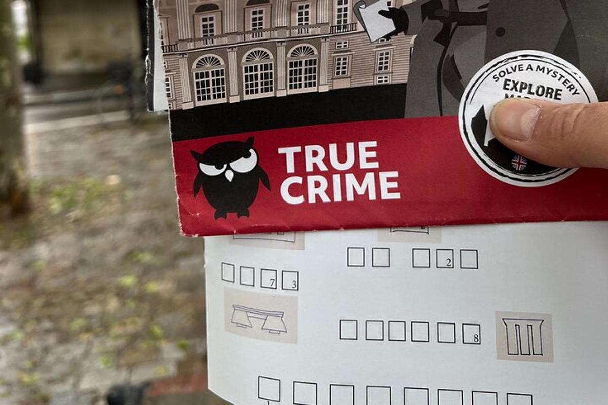 una persona que sosté una caixa de crims reals
