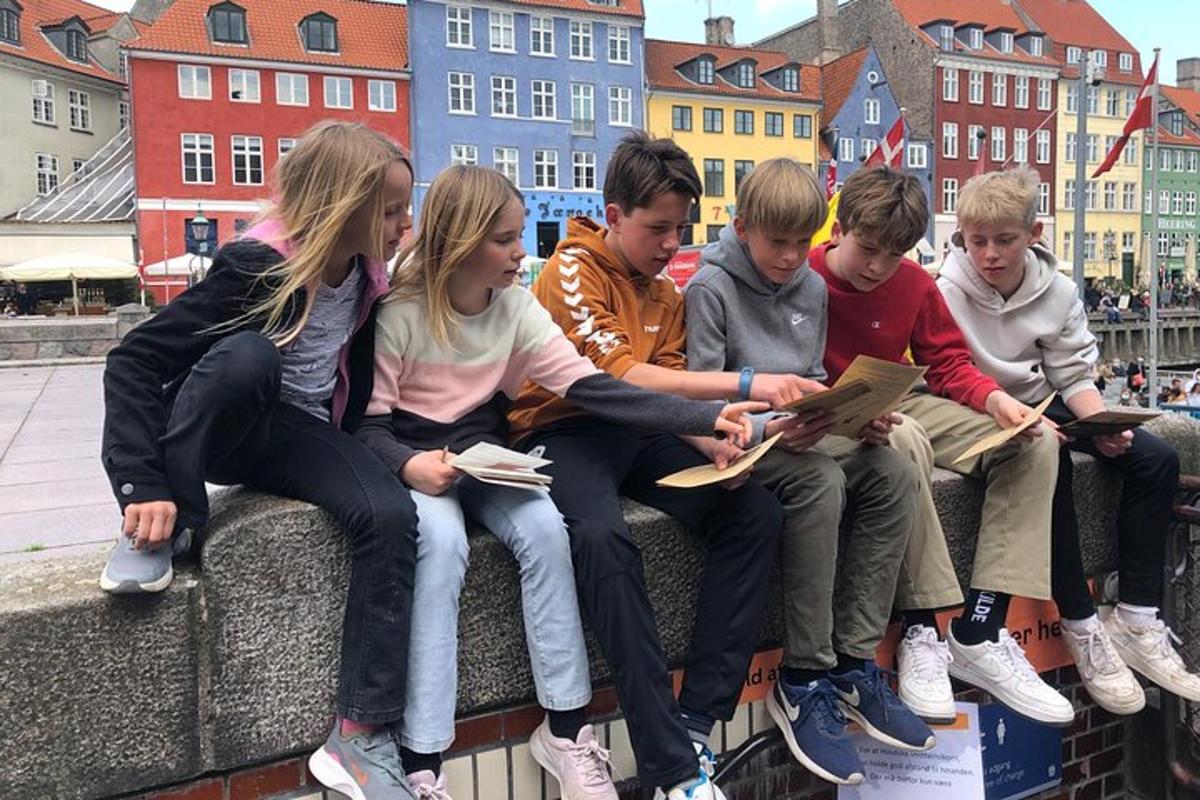 um grupo de jovens sentados em um muro