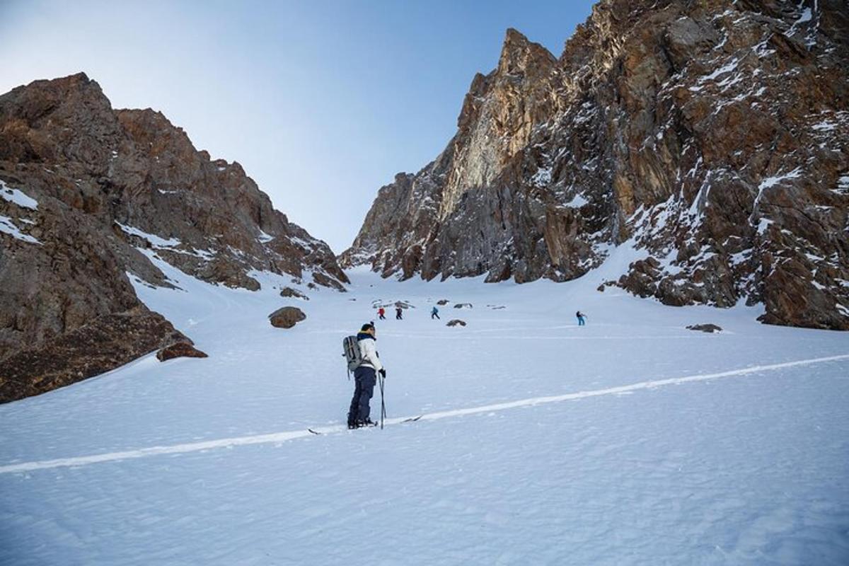 una persona sugli sci sulla neve vicino a una montagna