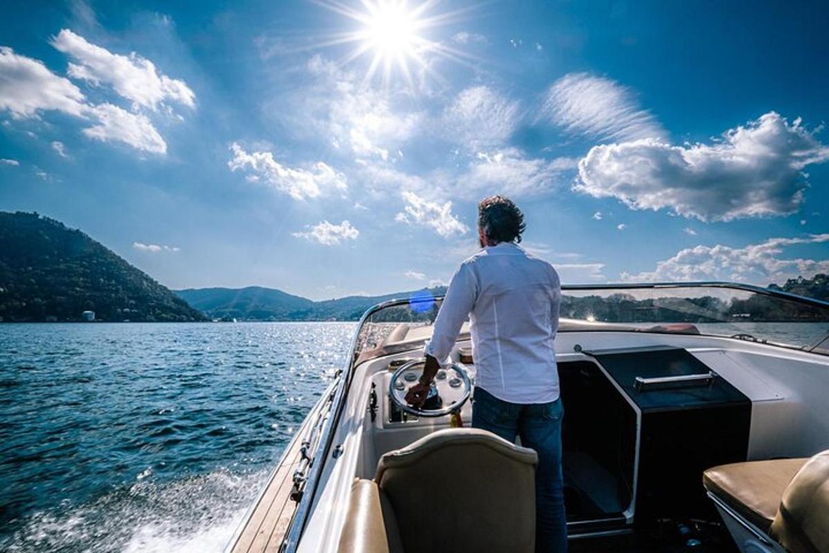 um homem em pé na frente de um barco na água