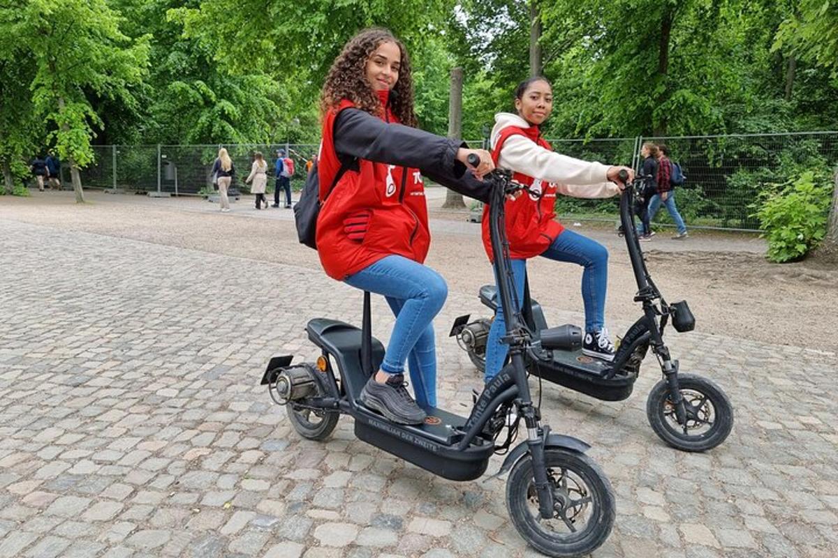 két nő robogózik egy parkban