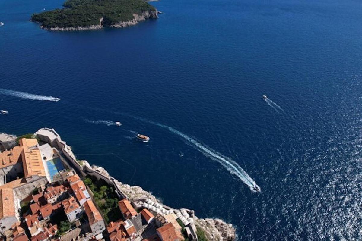 Letecký pohled na oceán s loděmi