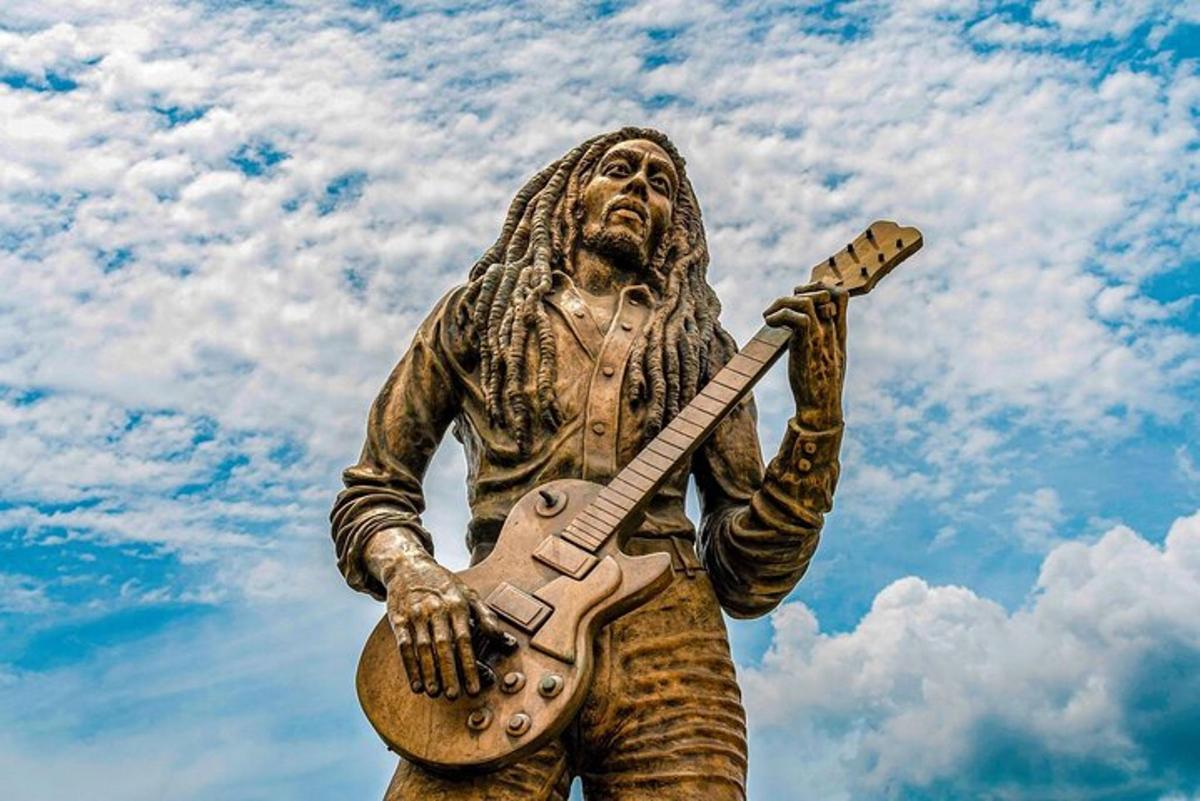 uma estátua de um homem segurando um violão