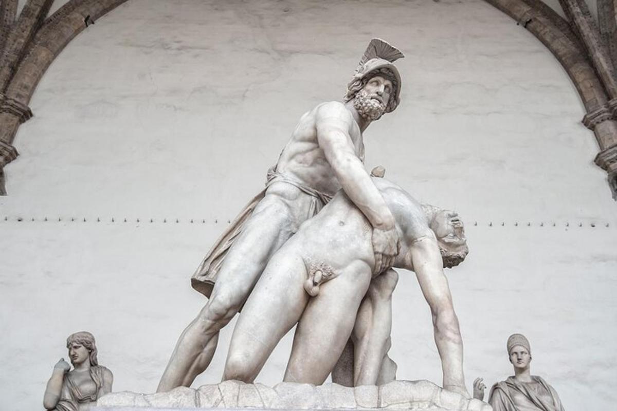 una statua di un uomo in piedi in una fontana
