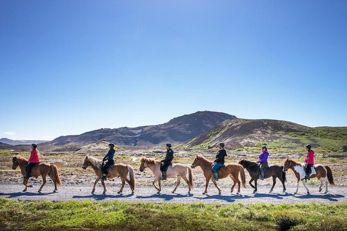 un gruppo di persone a cavallo nel deserto
