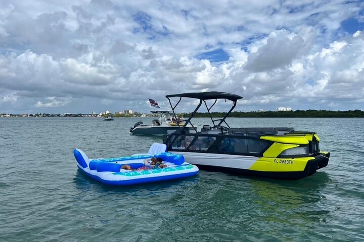 ein Boot und ein Floß im Wasser