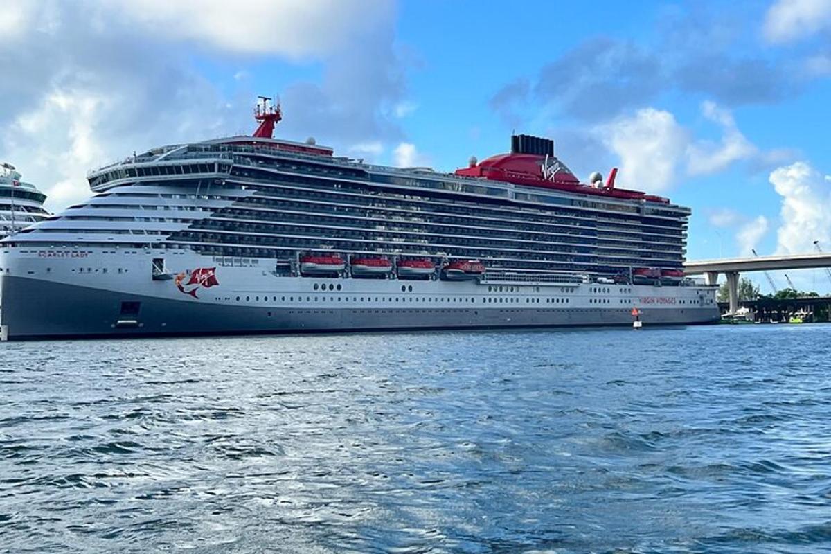 ein Kreuzfahrtschiff liegt im Wasser