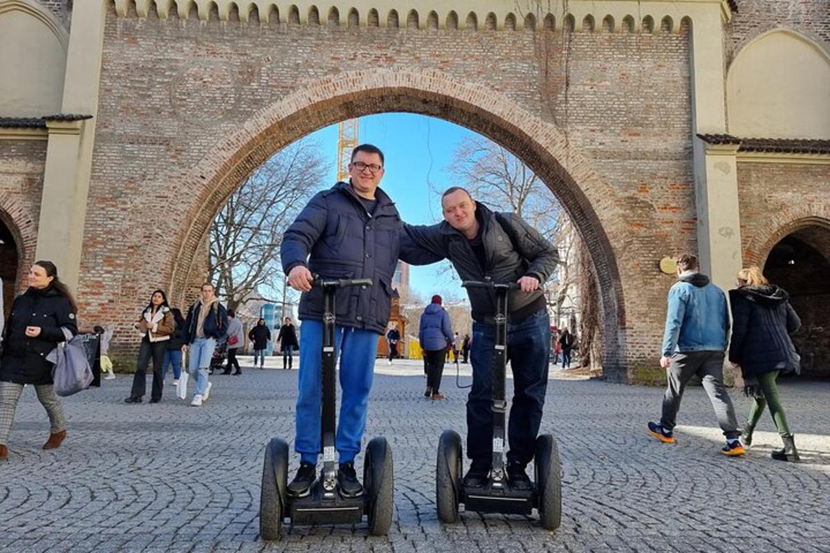 Tveir menn standa á gjöfum í garði