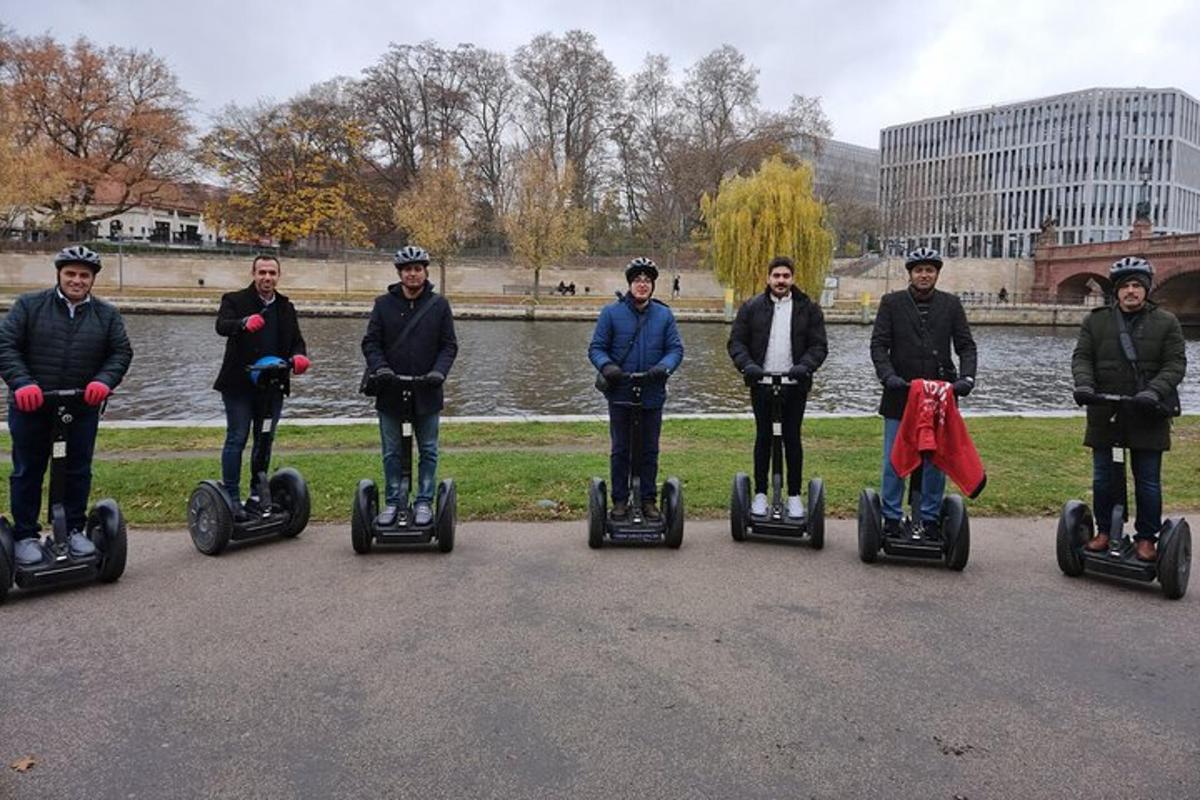 Hópur fólks á Segway í almenningsgarði