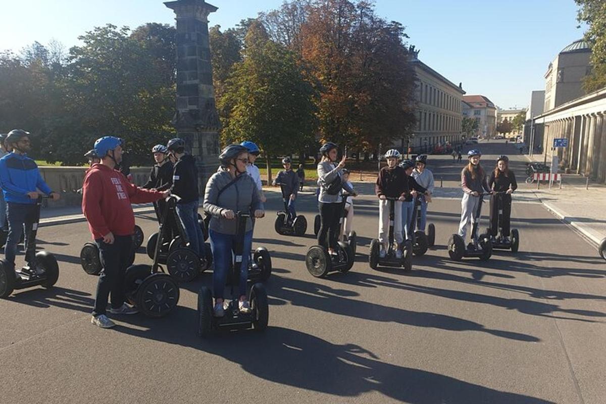 hópur fólks sem hjólar á segway niður götu