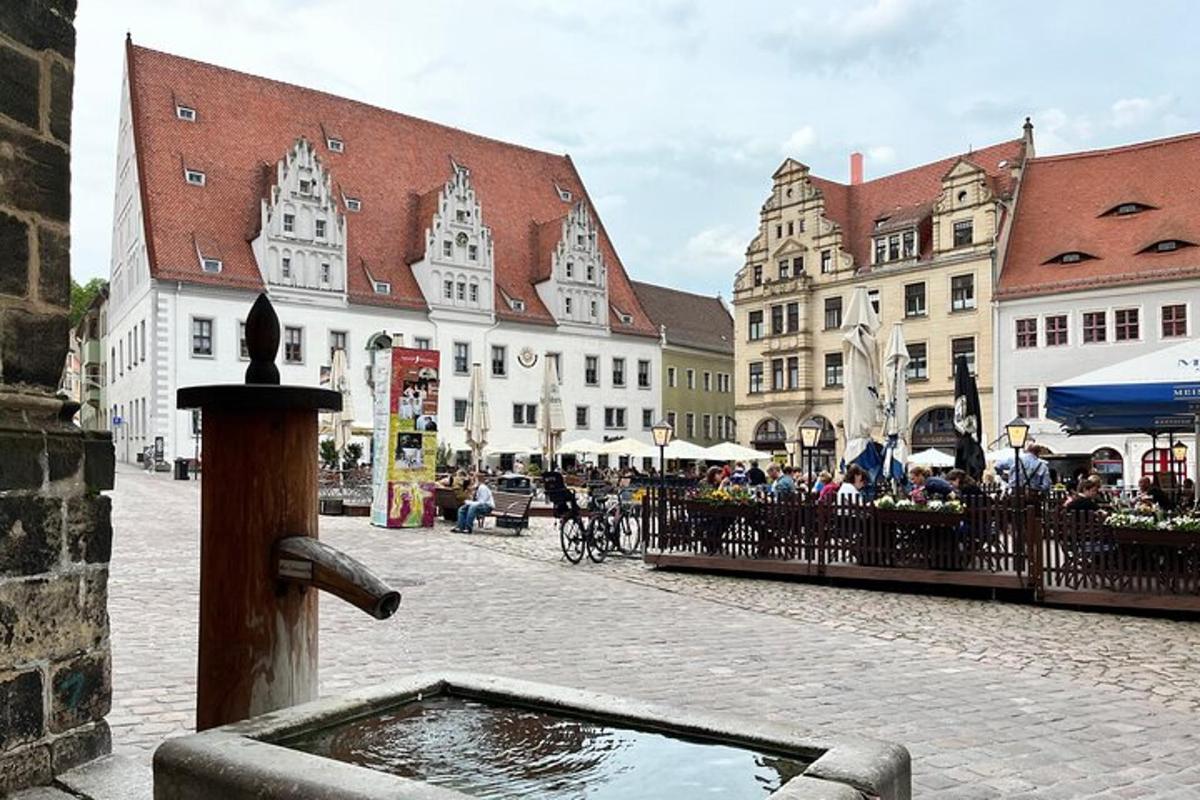 skupina lidí sedících na plotě ve městě