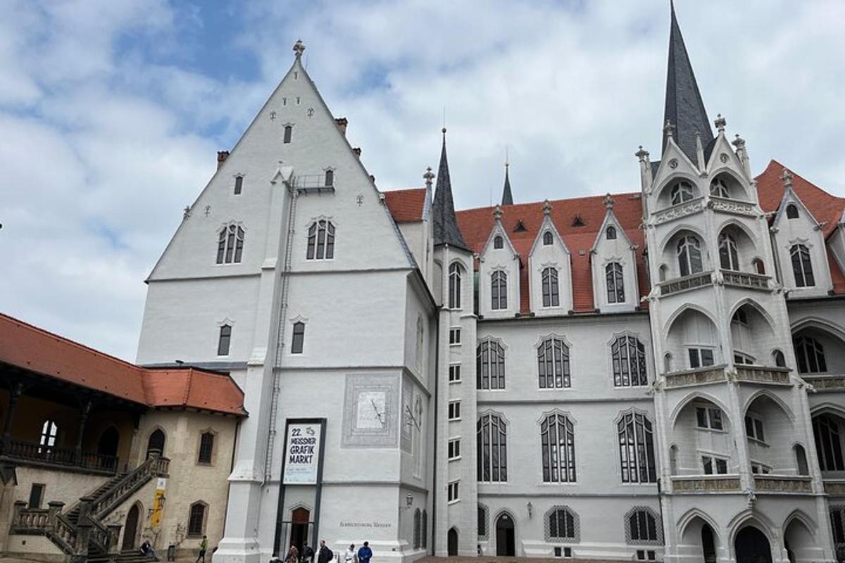 velká bílá budova s věží a kostelem