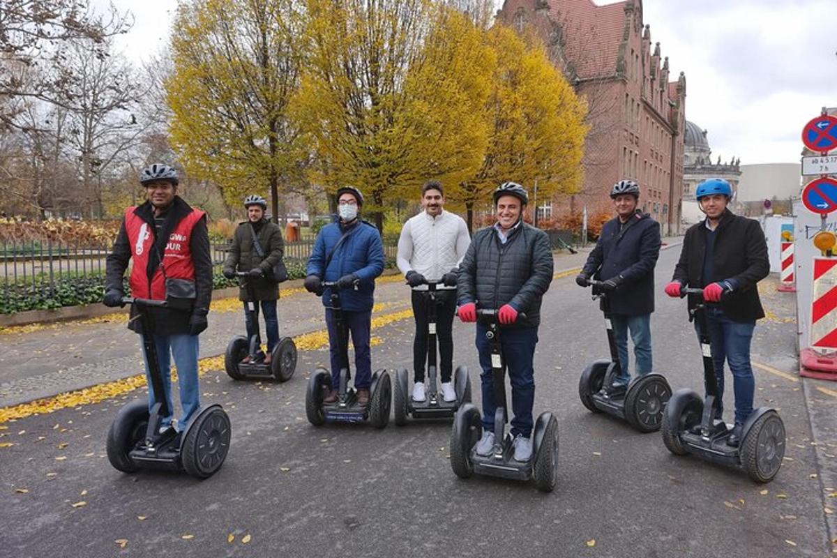Skupina lidí jezdí na segwayích