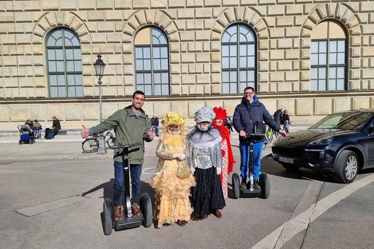 skupina lidí oblečených v kostýmech jezdících na segwayích