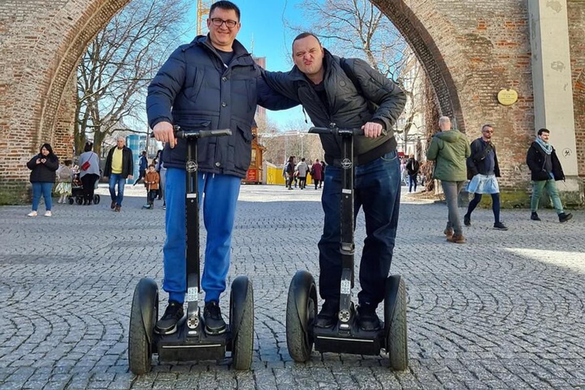 Dva muži pózují pro fotku na SeGiftsu