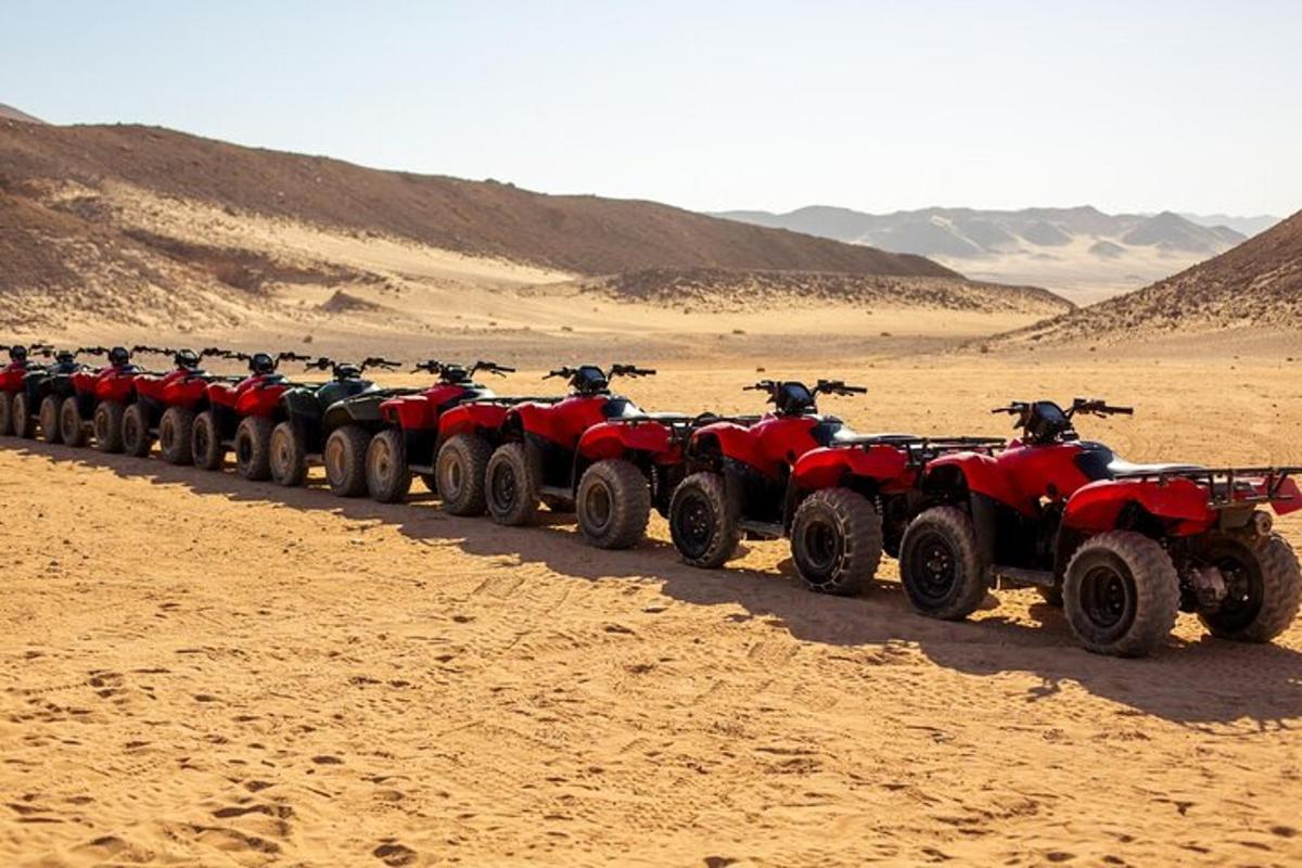 çölde park edilmiş uzun bir ATV kuyruğu