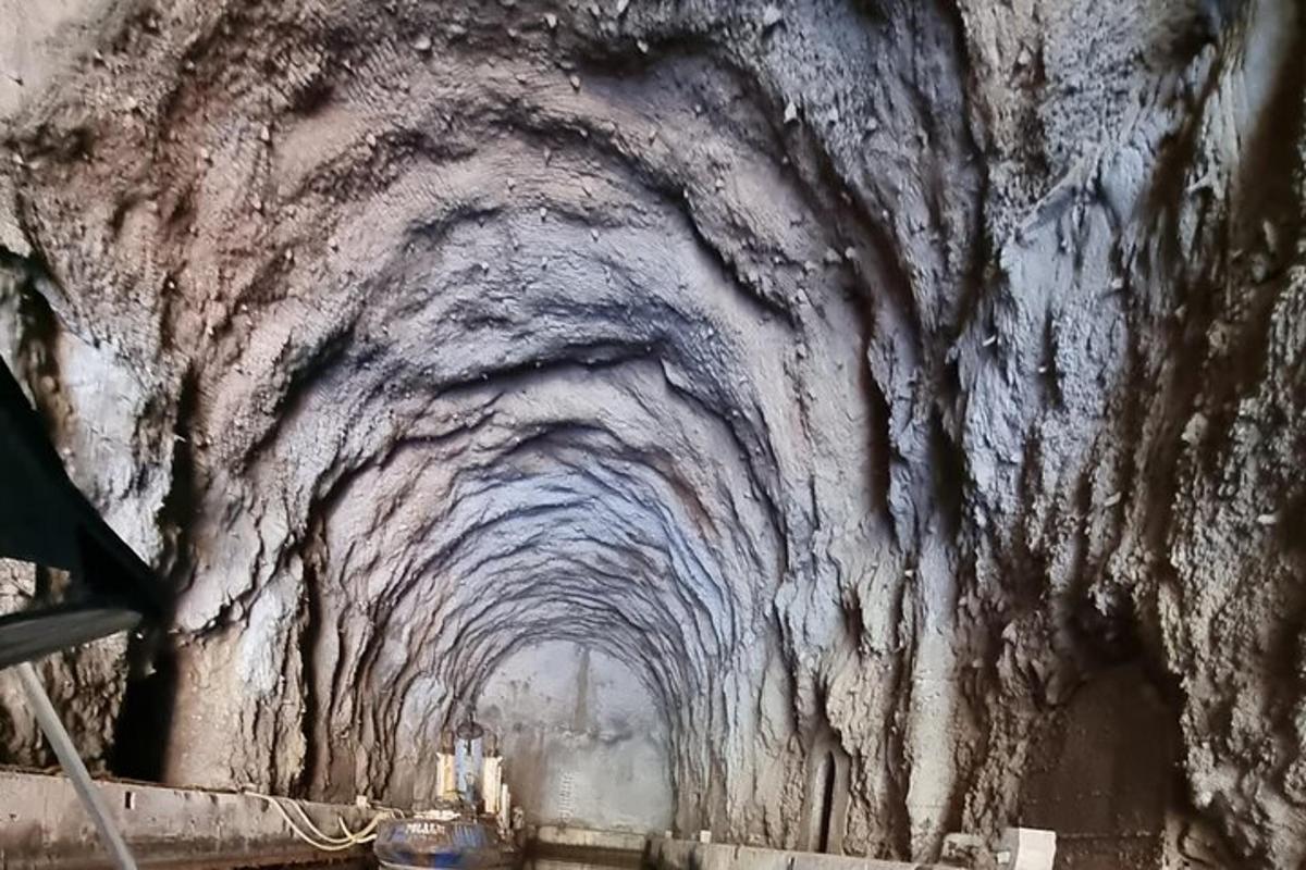 tunel ve skalní stěně o délce tunelu