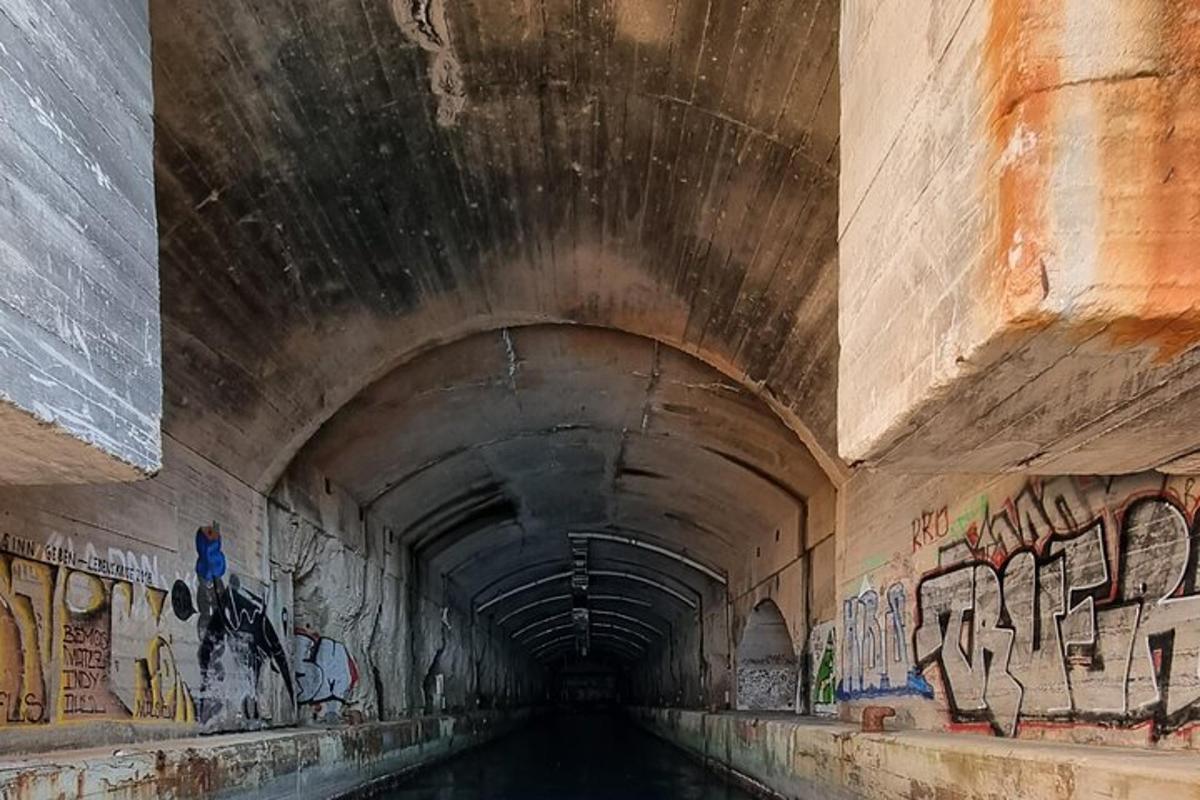 tunel s graffiti po stranách