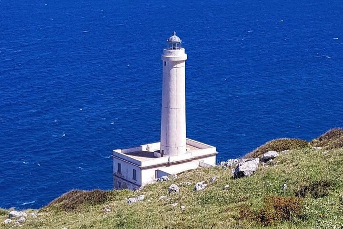 okyanusa yakın bir tepenin üzerindeki bir deniz feneri