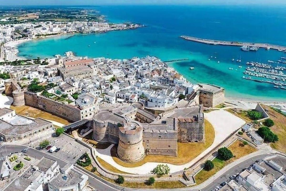 μια εναέρια άποψη μιας πόλης και του ωκεανού