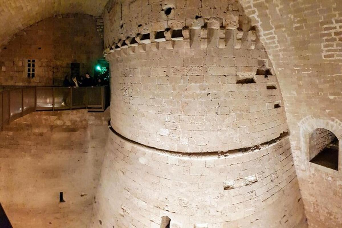 bir binadaki büyük beyaz tuğla duvar