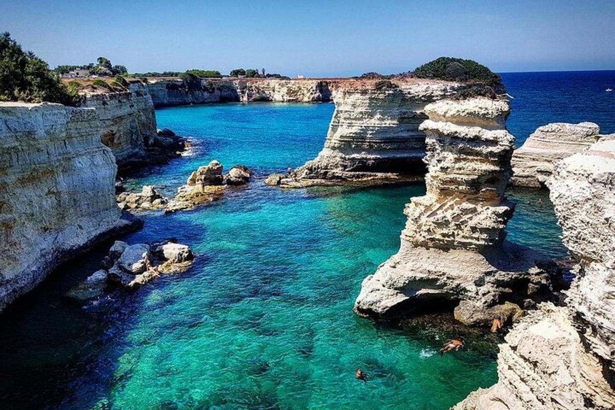 ένα υδάτινο σώμα με βράχια και γαλάζια νερά