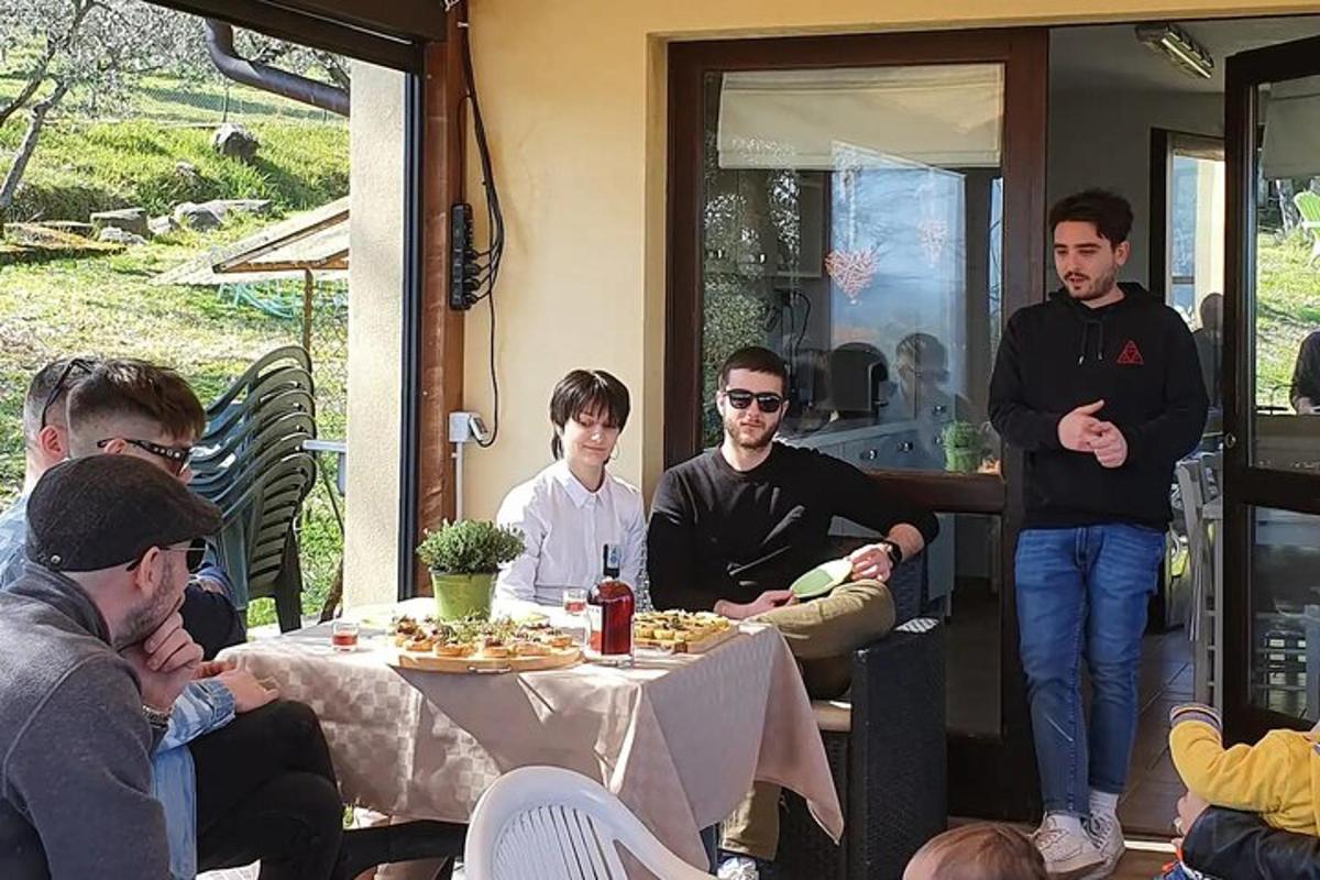 un grup d'homes asseguts al voltant d'una taula