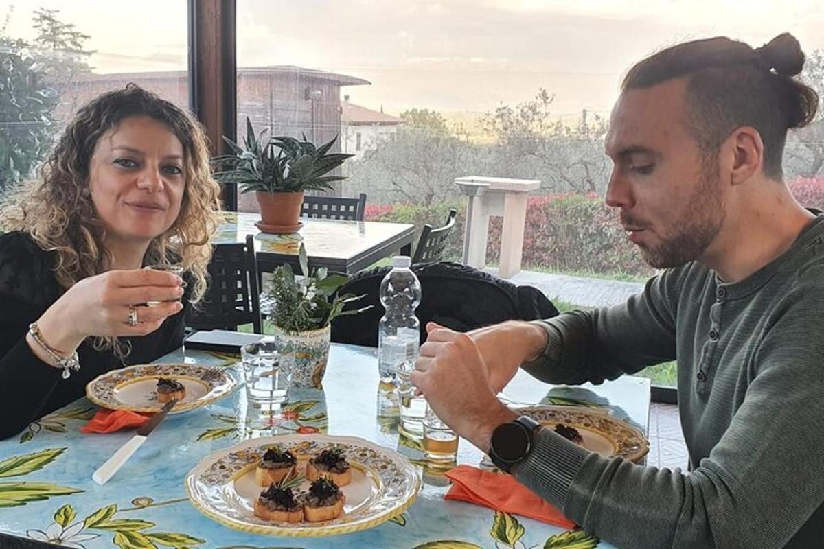 en mann og en kvinne som sitter ved et bord og spiser mat