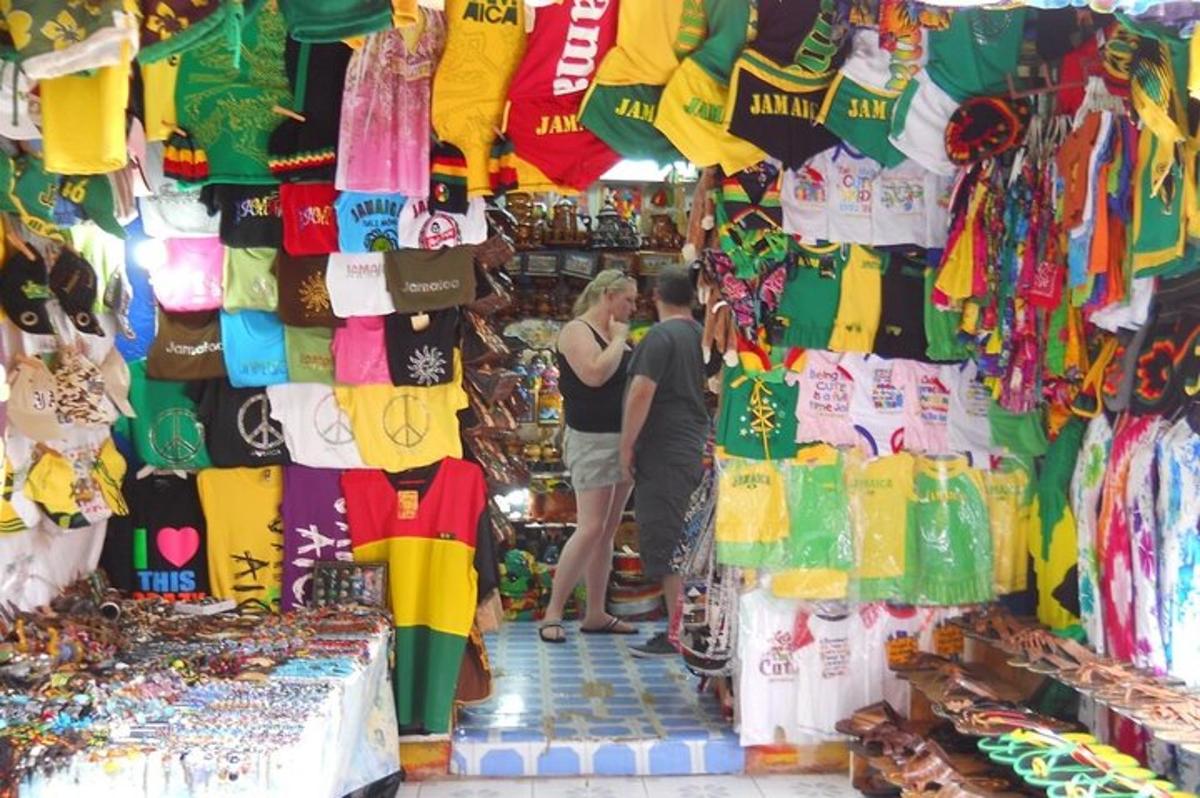 um grupo de pessoas em pé em um mercado com roupas