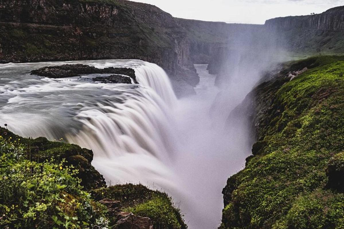 una cascata sul lato di un fiume in un canyon
