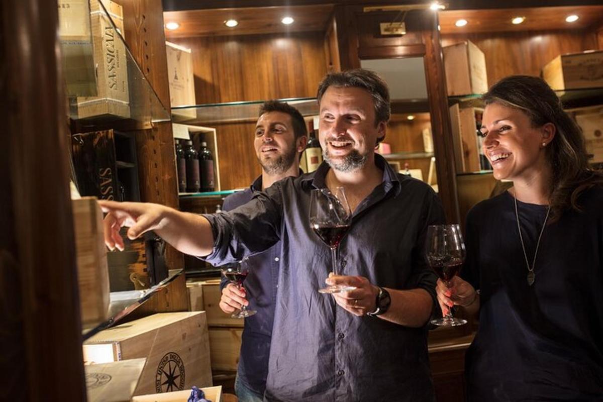 tre persone in piedi in una cantina con in mano dei bicchieri di vino