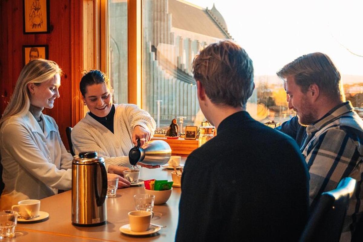 skupina lidí sedících kolem stolu v restauraci