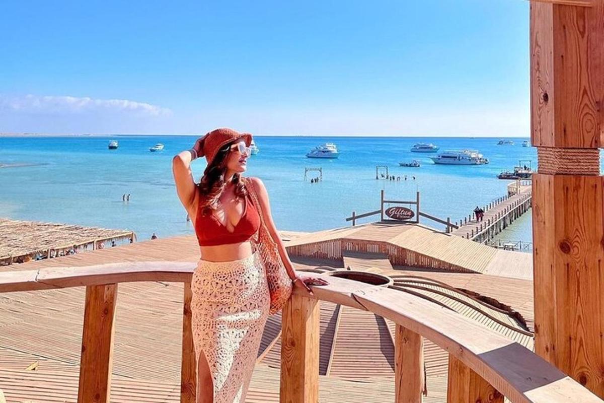 žena stojící na molu s oceánem
