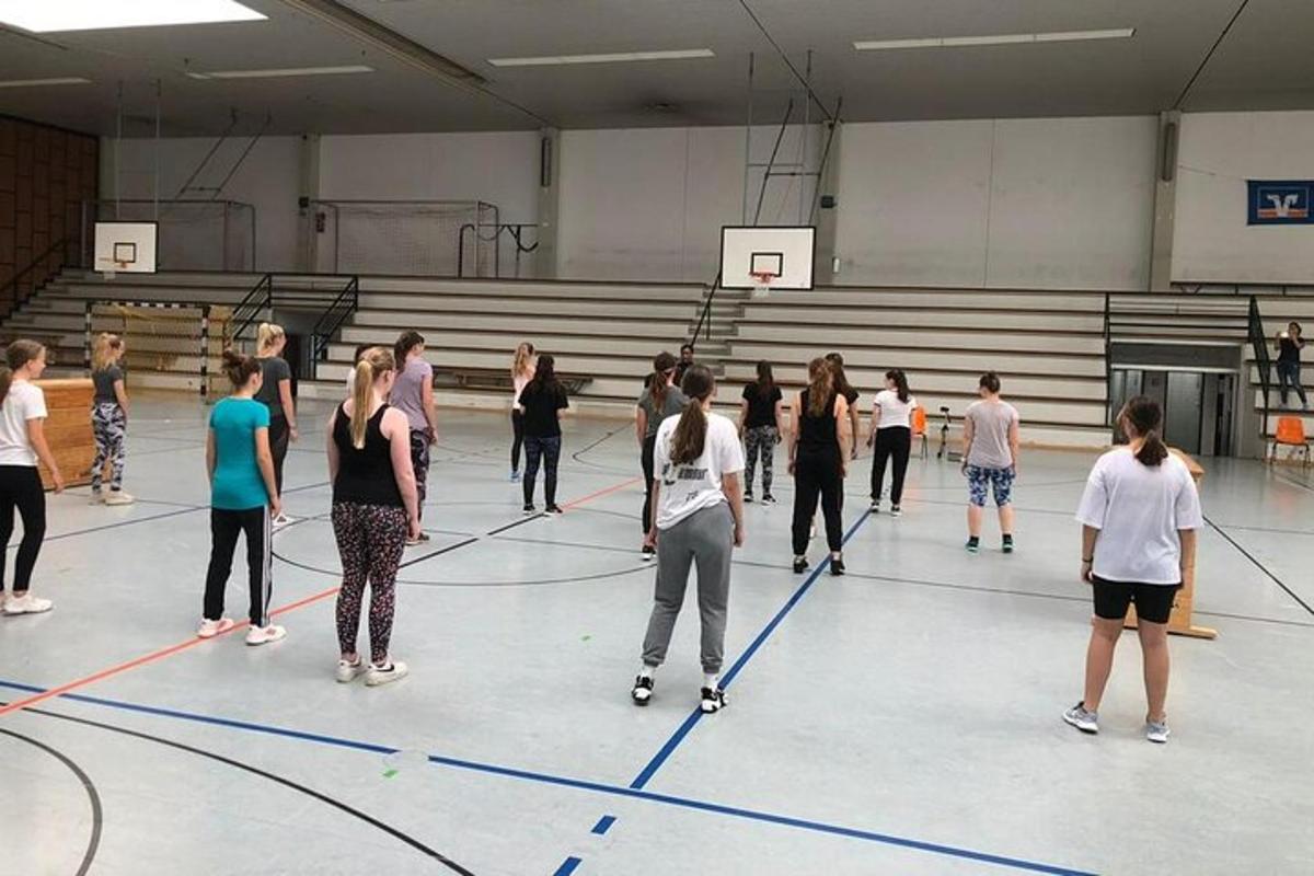 skupina lidí hrajících volejbal