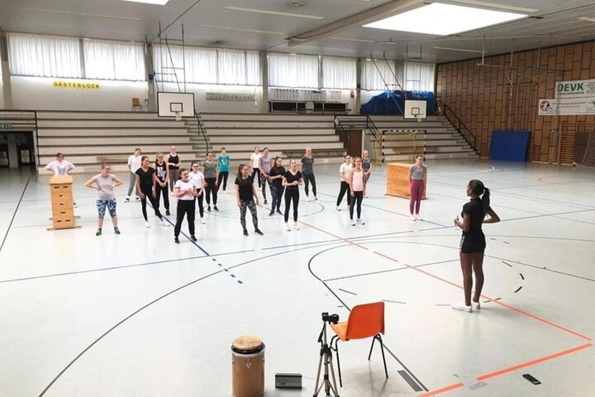 spor salonunda dans eden bir grup insan