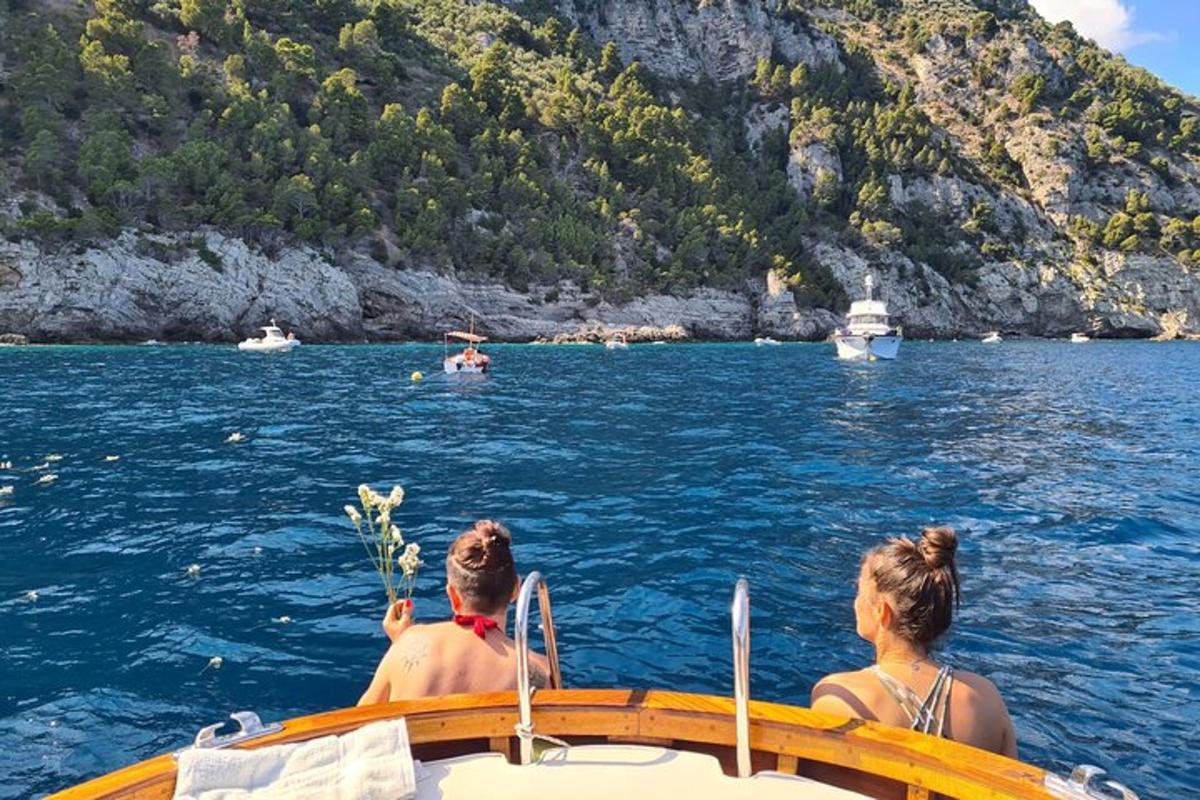 un uomo e una donna su una barca in acqua
