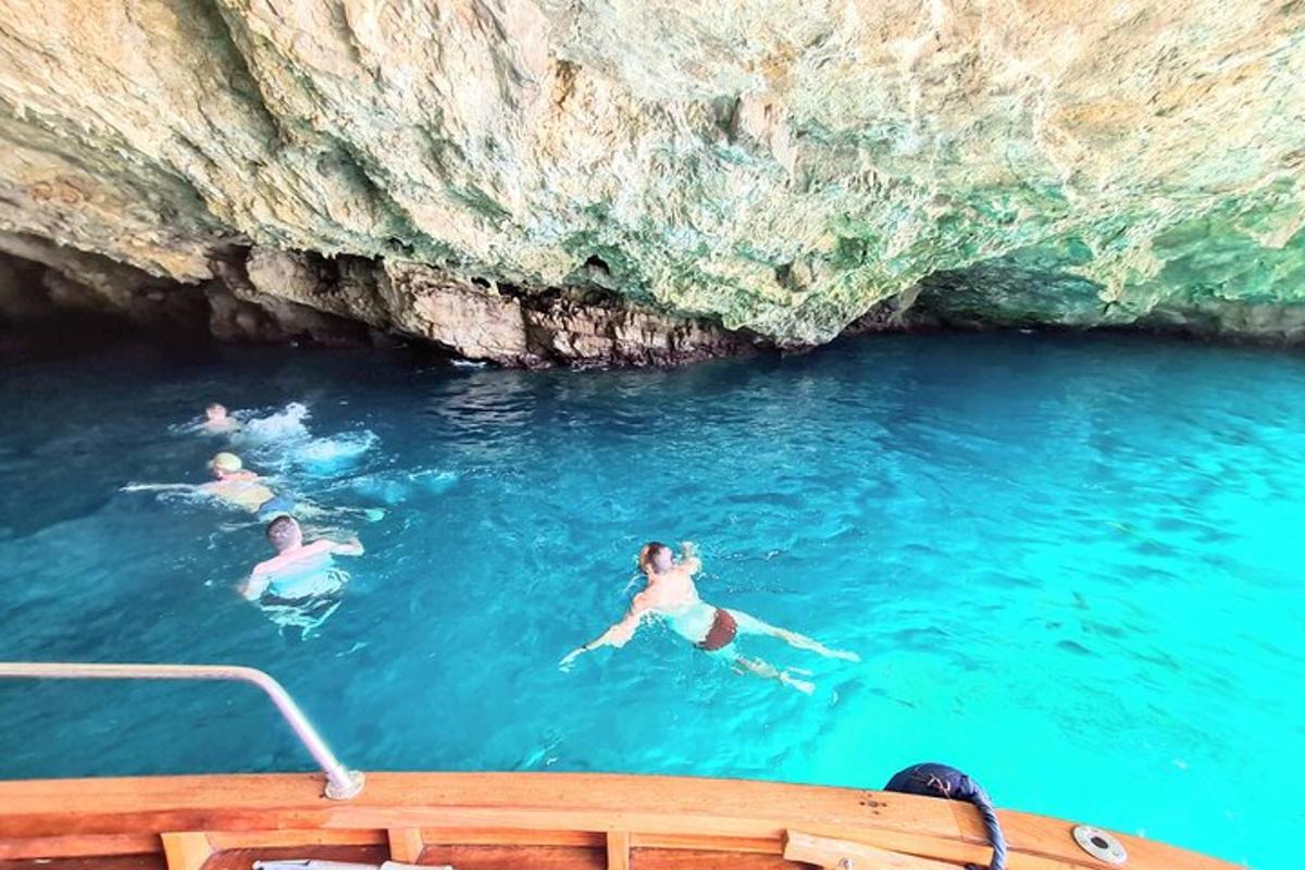 un gruppo di persone che nuotano nell'acqua di una grotta