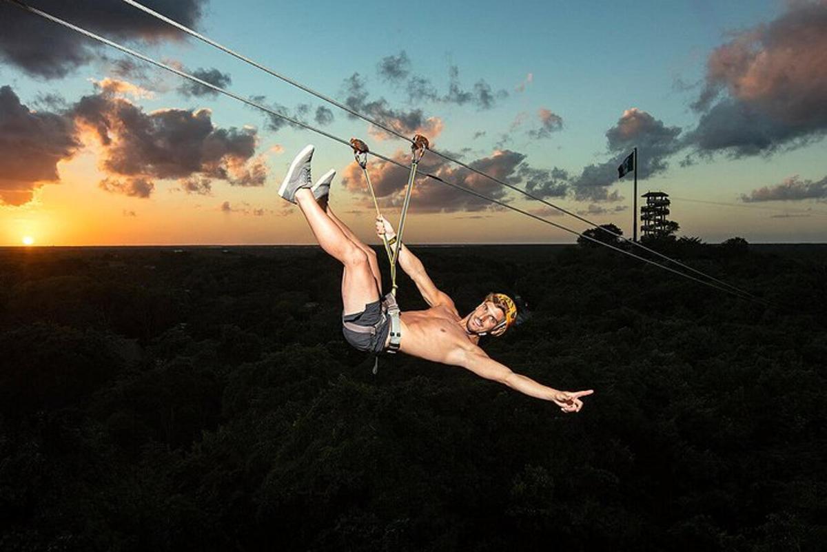 Egy férfi kötélen lóg, miközben a zipline-on csúszik
